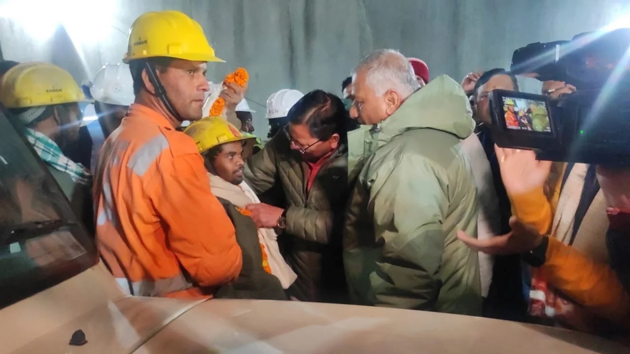 BREAKING NEWS: 41 trabalhadores resgatados de túnel desmoronado na Índia após 17 dias de desespero