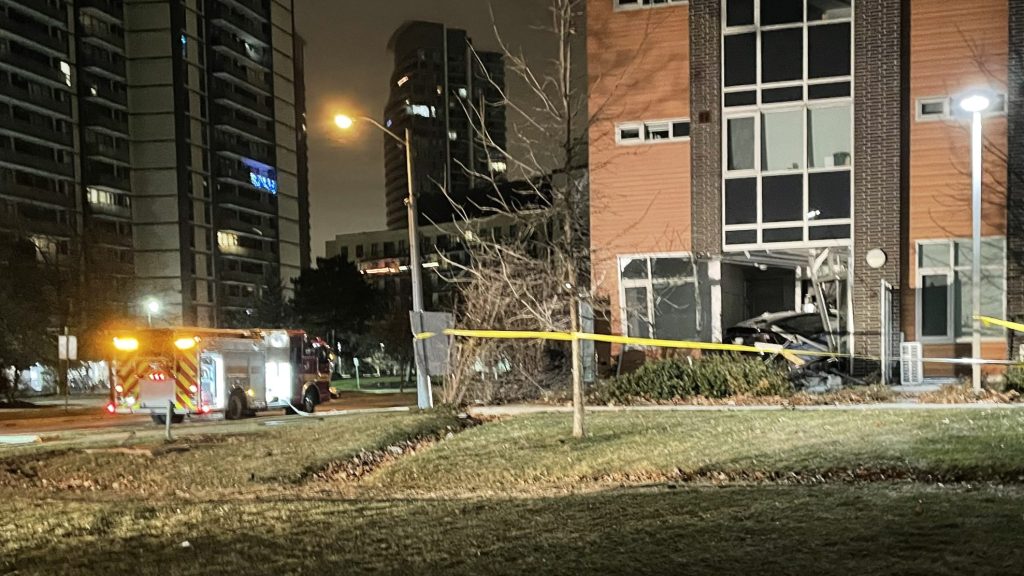 3 feridos após carro invadir residência em bairro de Toronto