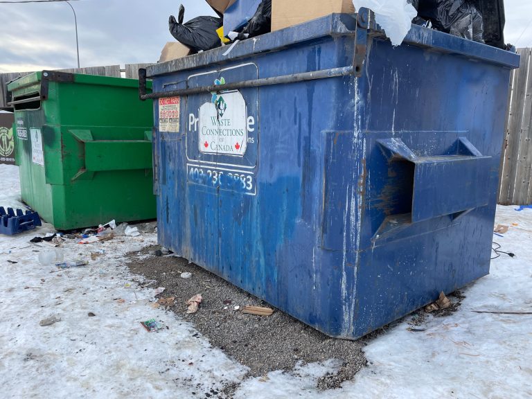 Em Calgary, jovem é 'esmagado' por compactador de caminhão de lixo e sobrevive