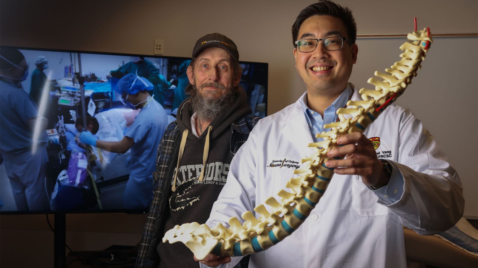 Médico de Calgary realiza cirurgia de coluna em paciente consciente
