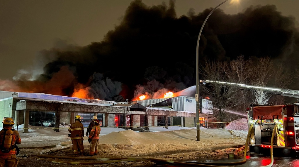 (Vídeos) Mega-incêndio destrói fábrica de máscaras faciais e equipamentos médicos, em Montreal