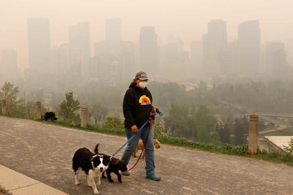 Imagens dramáticas de incêndios florestais e fumaça cobrem partes do Canadá