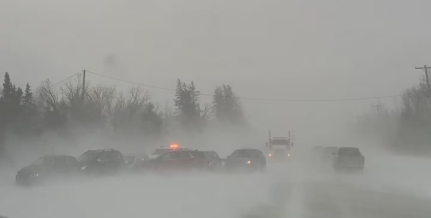 Nevasca fecha rodovias e causa vários acidentes nas estradas de Manitoba