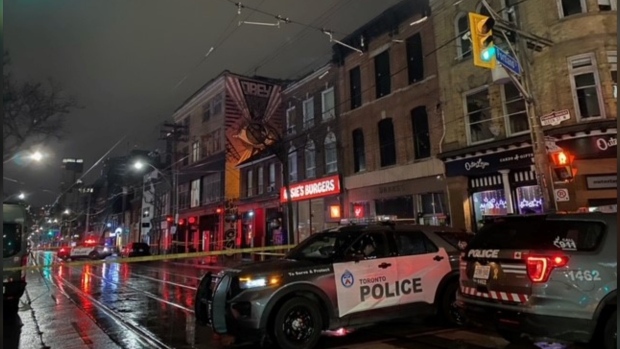Uma pessoa morta e duas gravemente feridas após triplo tiroteio no centro de Toronto