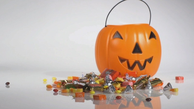 Maconha comestível encontrada em doces de Halloween de B.C. distribuídos para crianças; 2 pessoas acusadas um ano depois