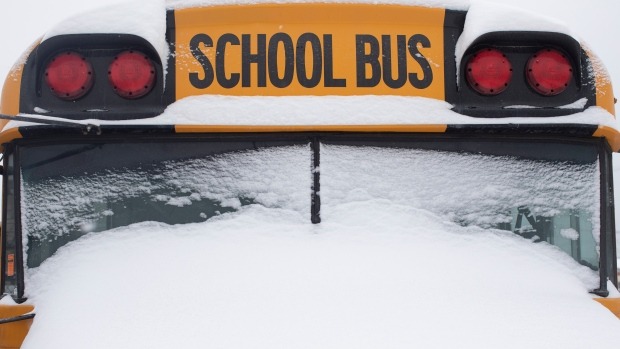 Cancelamentos de escolas e ônibus aumentam em Ontário em meio a tempestade de inverno