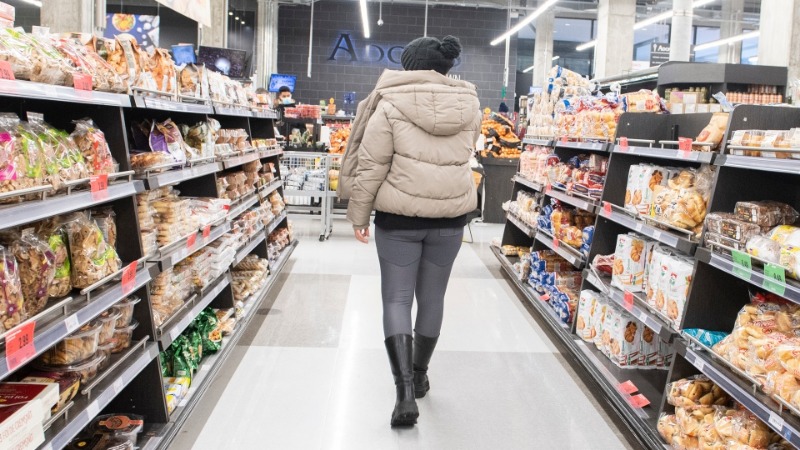 Quase 60% dos canadenses acham difícil alimentar suas famílias, diz pesquisa