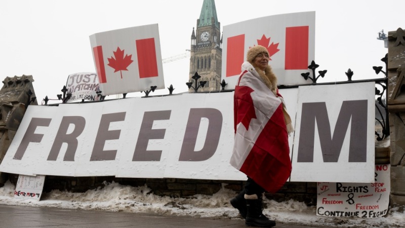 Polícia se aproxima de manifestantes de Alberta e emite alertas em Ottawa