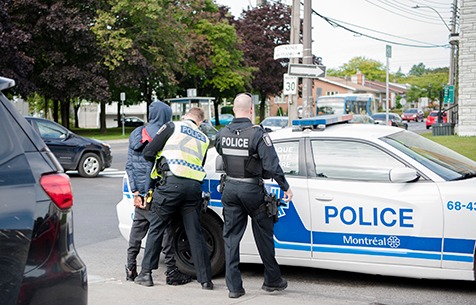 Motorista é preso após atropelar intencionalmente pedestre no norte de Montreal, diz polícia