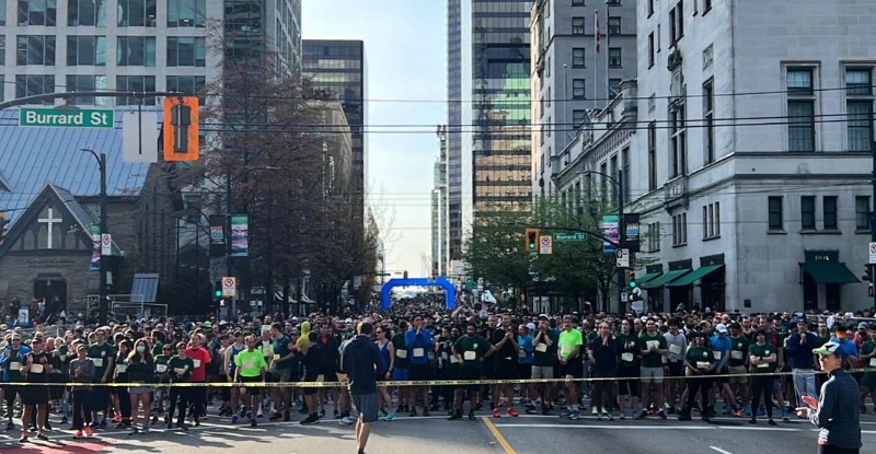 Corredores saem às ruas de Vancouver mais uma vez na maior corrida de estrada do Canadá