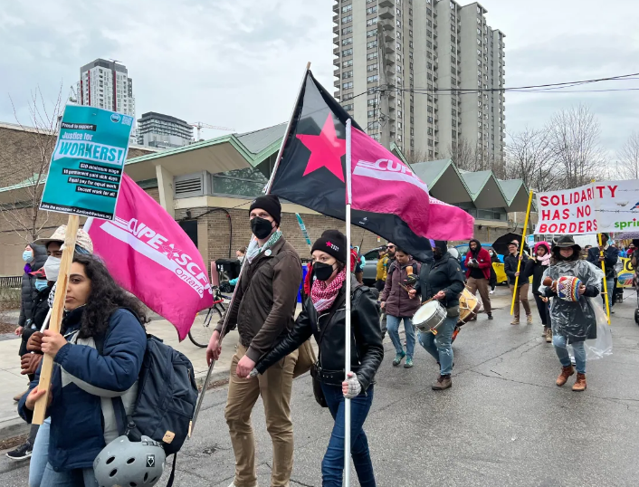 Milhares de trabalhadores protestam em Toronto, no 1º de maio