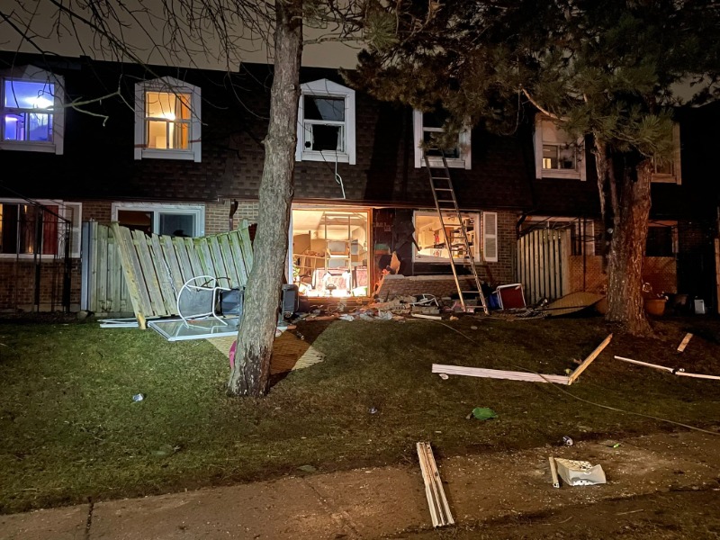 Explosão destrói residência em Kitchener e deixa quatro feridos, incluindo 2 crianças