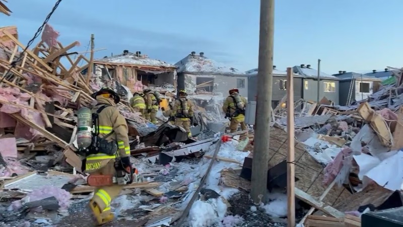 (Vídeos) Explosão destrói casas no leste de Ottawa; duas pessoas são resgatadas dos escombros