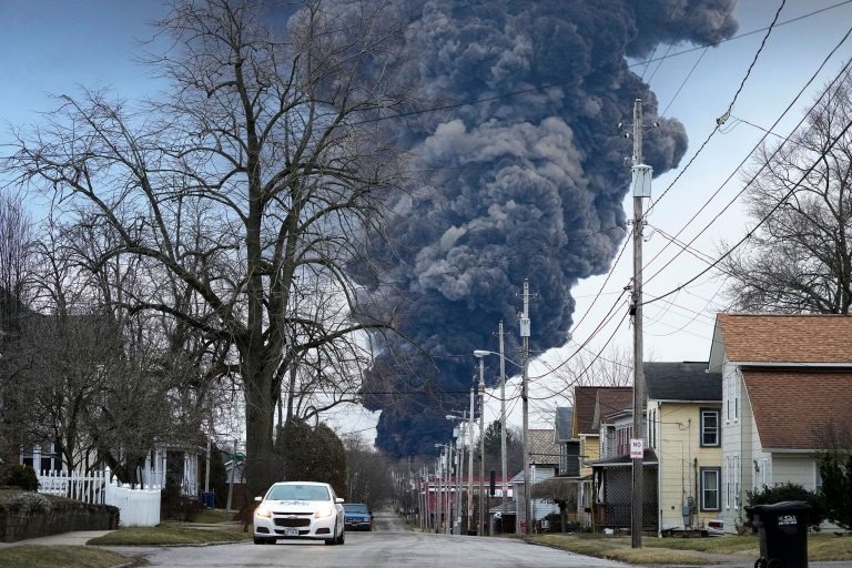 Impacto de fumaça tóxica sendo monitorado em Ontário após descarrilamento de trem em Ohio