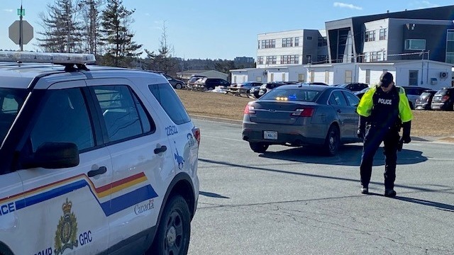 Estudante de apenas 15 anos é formalmente acusado após esfaquear 2 pessoas dentro de escola em Halifax