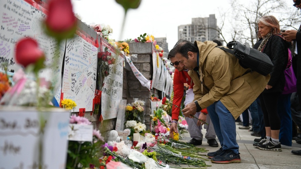 Famílias das vítimas marcam o quinto aniversário do ataque mortal com uma van em Toronto