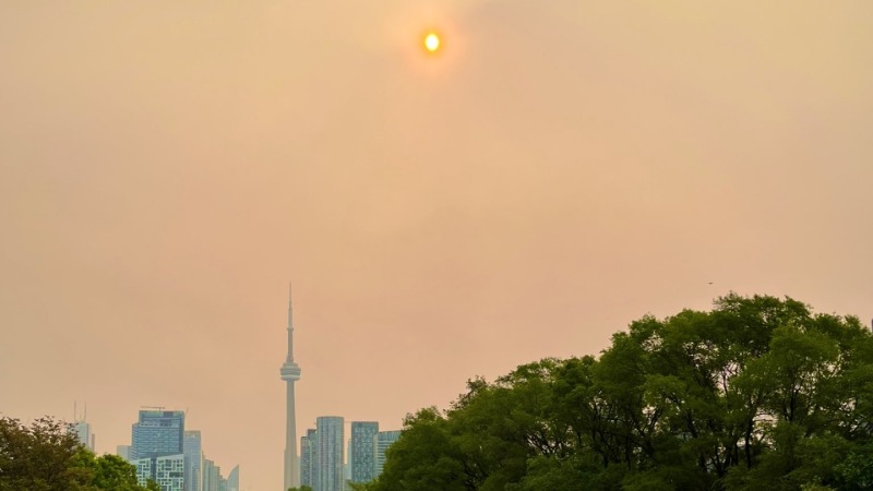 Qualidade do ar em Toronto pode atingir nível de 'alto risco' devido à fumaça dos incêndios florestais em Ontário e Quebec