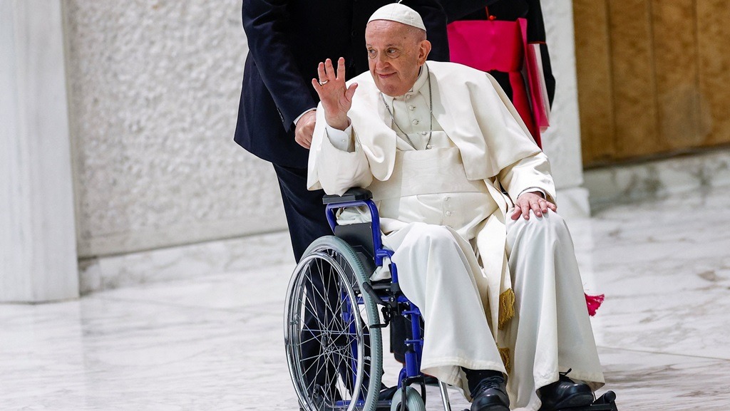 Papa Francisco passará por cirurgia e ficará no hospital por “vários dias”
