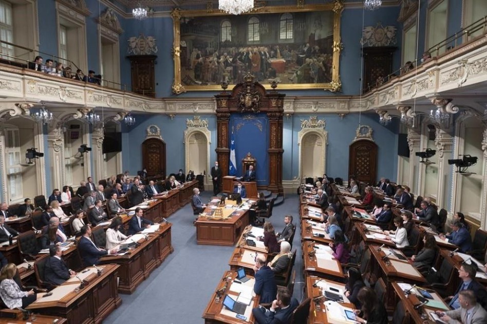 Políticos de Quebec votam para aumentar salário base em $30.000
