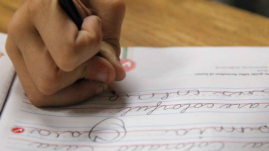 Escrita cursiva será reintroduzida nas escolas de Ontário neste outono