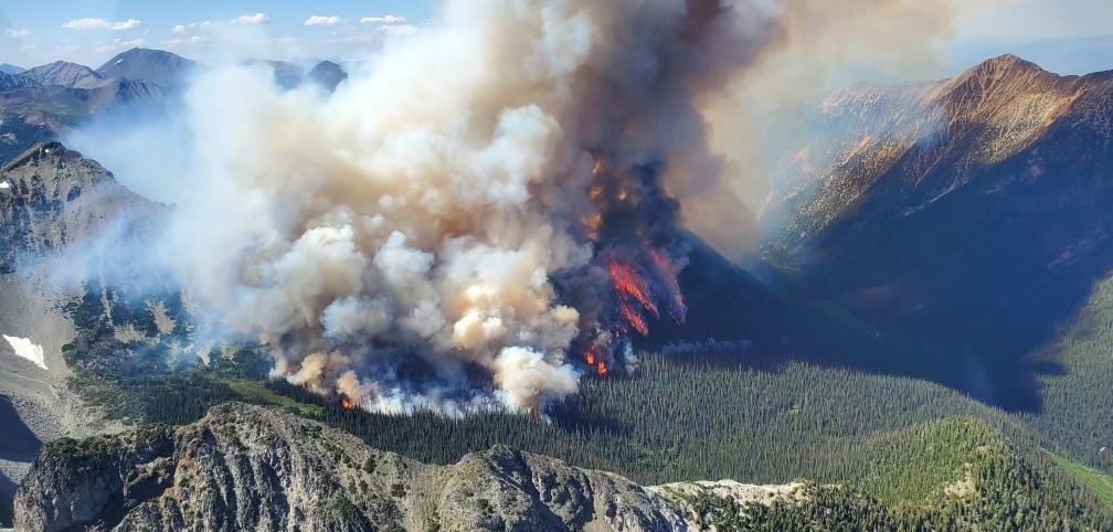 BREAKING: Bombeiro morre durante combate a incêndio florestal no Canadá