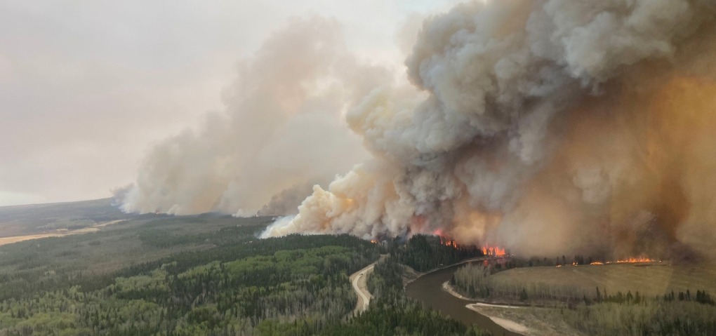 Piloto de helicóptero morre em acidente durante combate a incêndio florestal no norte de Alberta
