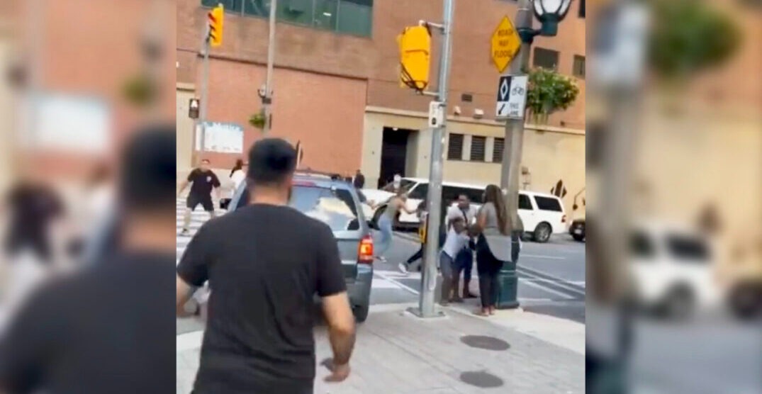 (Assista agora) Cenas caóticas: vídeo mostra carro passando por calçadas lotadas e ciclovias em Toronto