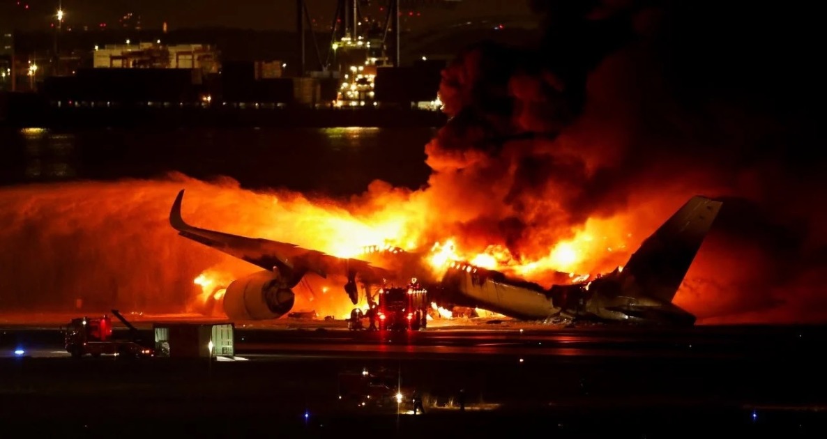 (Vídeos) Avião com 379 pessoas a bordo pega fogo após colisão no Japão