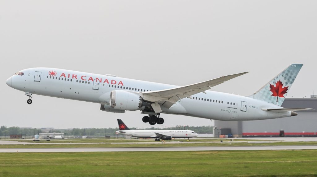 Passageiro da Air Canada abre porta da cabine e cai de avião na pista do Aeroporto Internacional Pearson de Toronto