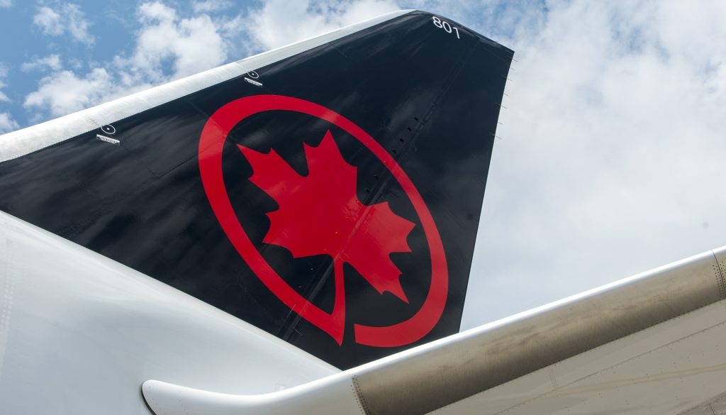 DE NOVO! Passageiro tenta abrir porta de saída em um voo de Londres para Toronto