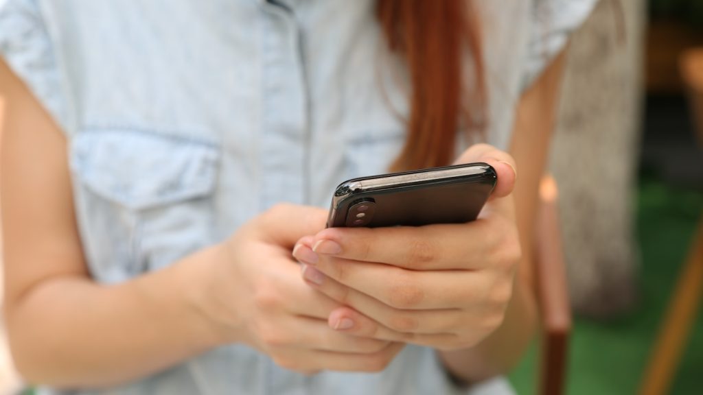 Conselho Escolar de Toronto vai desenvolver uma nova política de celulares para os alunos