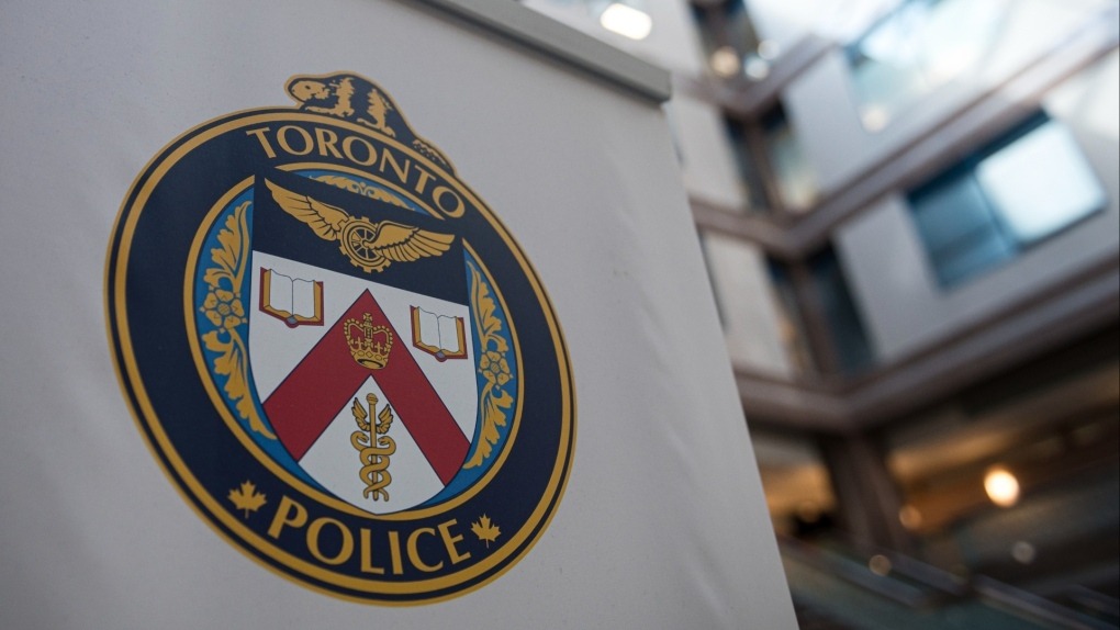 Crianças que estavam dentro de carro roubado em Toronto são encontradas em segurança