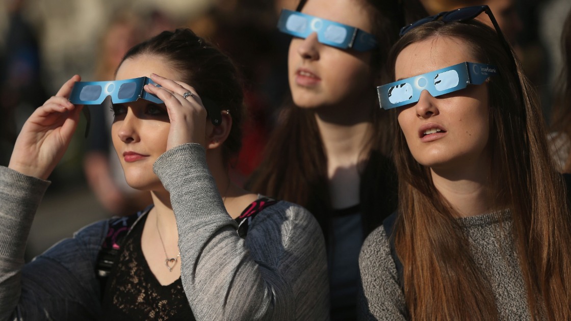 Eclipse solar: você pode realmente ficar cego ao olhar sem proteção para um?