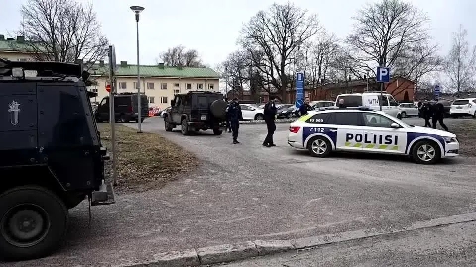 Estudante de 12 anos abre fogo em escola na Finlândia, matando um aluno e ferindo outros dois