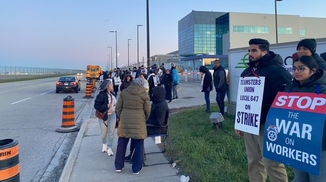 Funcionários do serviço de alimentação do Aeroporto Internacional Pearson de Toronto iniciam greve