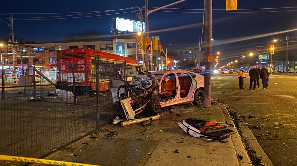 Carro roubado em Toronto bate em ônibus TTC e deixa 9 feridos, 2 em estado grave