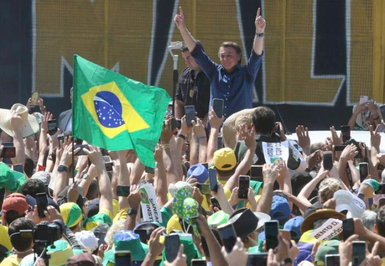 Presidente Bolsonaro participa de manifestação pró-governo em Brasília