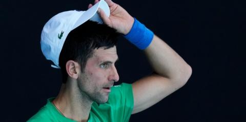 Djokovic enfrenta deportação depois que Austrália revoga visto novamente