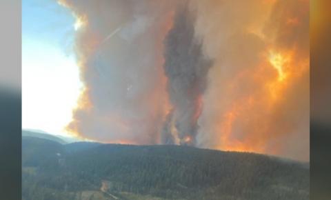 'Ventos imprevisíveis' forçam quase 1.000 evacuações de propriedades em B.C. à medida que o incêndio florestal do Lago White Rock aumenta