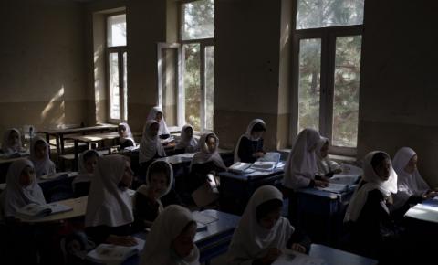 O Talibã diz que meninas e mulheres podem estudar em salas de aula sem homens