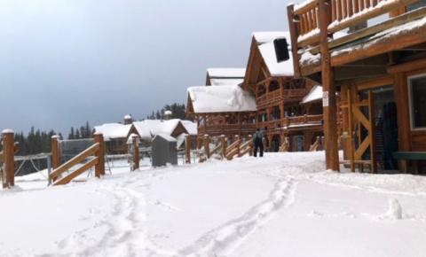 A temporada de esqui chega a Alberta com os primeiros resorts abertos de 2021 a 2022 no Parque Nacional de Banff