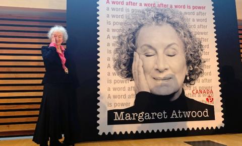 Margaret Atwood recebe selo comemorativo do Canada Post em homenagem à sua trajetória literária