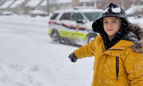 Menino de 8 anos de Ottawa salva homem quase enterrado na neve